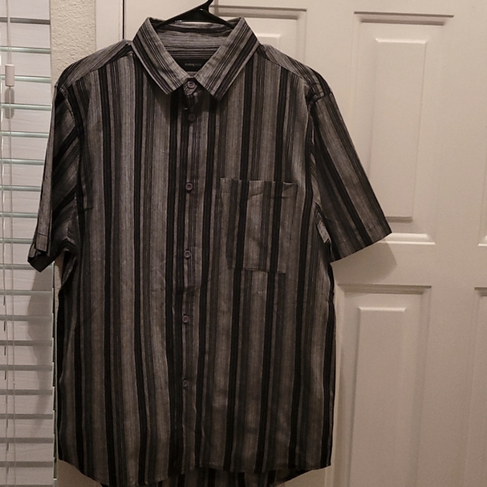Ambiguous shirt men size medium short sleeve black and grey Striped buttons up